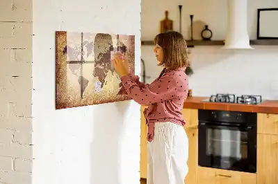 Magnetisk tavla med motiv av en gammal världskarta och inkluderad penna