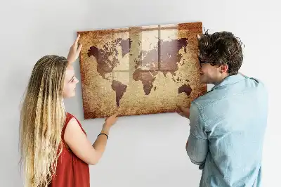 Magnetisk tavla med motiv av en gammal världskarta och inkluderad penna