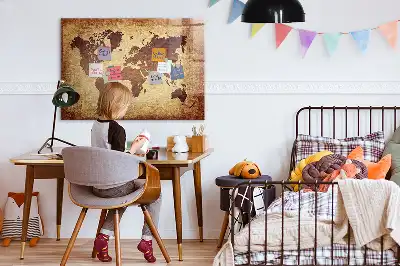 Magnetisk tavla med motiv av en gammal världskarta och inkluderad penna