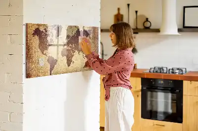 Magnetisk tavla med motiv av en gammal världskarta och inkluderad penna