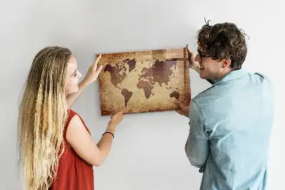 Magnetisk tavla med motiv av en gammal världskarta och inkluderad penna