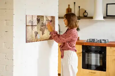 Magnetisk tavla med motiv av en gammal världskarta och inkluderad penna