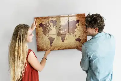 Magnetisk tavla med motiv av en gammal världskarta och inkluderad penna