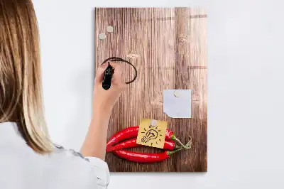 Magnettavla för ritning med motiv av chili på träbräda