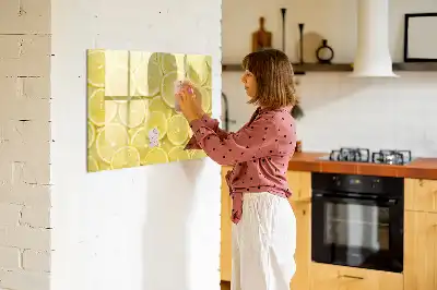 Magnetisk tavla med tillhörande penna och motiv av citronskivor