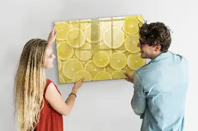 Magnetisk tavla med tillhörande penna och motiv av citronskivor