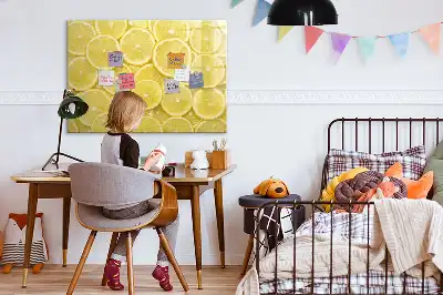 Magnetisk tavla med tillhörande penna och motiv av citronskivor