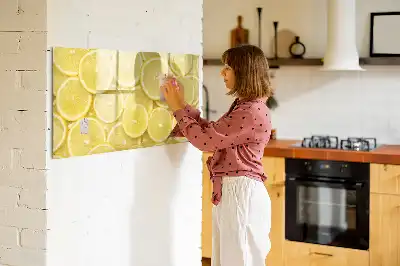Magnetisk tavla med tillhörande penna och motiv av citronskivor