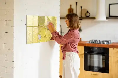 Magnetisk tavla med tillhörande penna och motiv av citronskivor