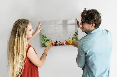 Magnetisk tavla med penna med motiv av grönsaker på bordet