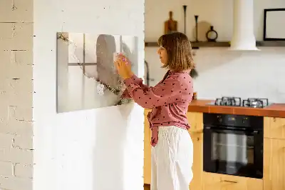 Magnetisk tavla med penna i marmormönstrat utförande i guld