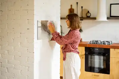 Magnetisk tavla med penna i marmormönstrat utförande i guld