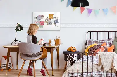 Magnetisk tavla med penna karta med färgglada bokstäver