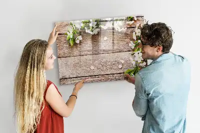 Magnetisk tavla med penna motiv med blommor på trä