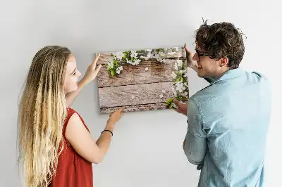Magnetisk tavla med penna motiv med blommor på trä