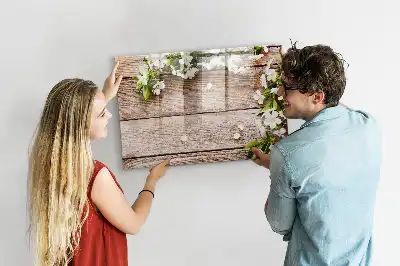 Magnetisk tavla med penna motiv med blommor på trä
