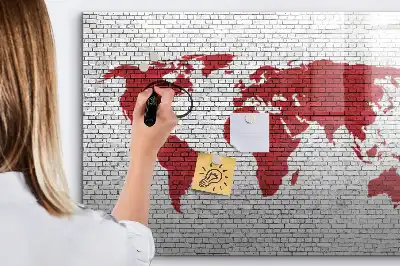 Magnetisk tavla med motiv av världskarta på tegelvägg och penna