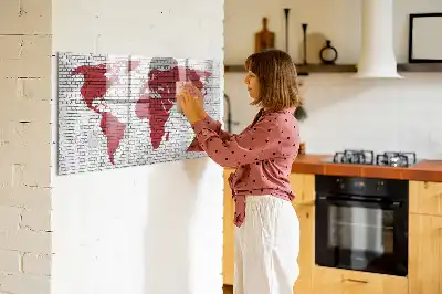 Magnetisk tavla med motiv av världskarta på tegelvägg och penna