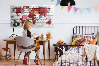 Magnetisk tavla med motiv av världskarta på tegelvägg och penna