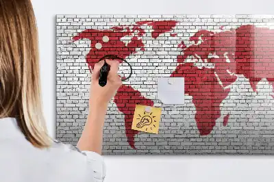 Magnetisk tavla med motiv av världskarta på tegelvägg och penna
