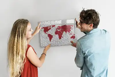 Magnetisk tavla med motiv av världskarta på tegelvägg och penna