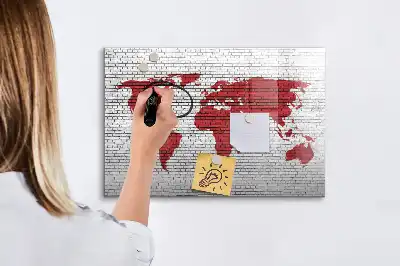 Magnetisk tavla med motiv av världskarta på tegelvägg och penna