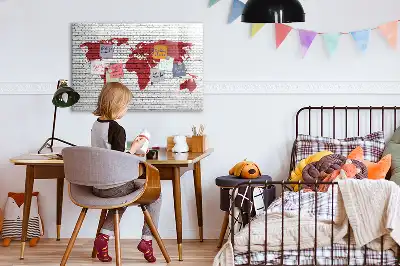 Magnetisk tavla med motiv av världskarta på tegelvägg och penna