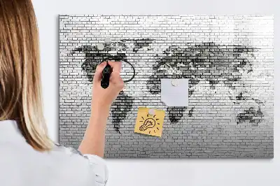 Magnetisk rittavla med motiv av världskarta på tegelvägg