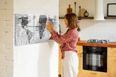 Magnetisk rittavla med motiv av världskarta på tegelvägg