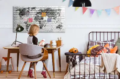 Magnetisk rittavla med motiv av världskarta på tegelvägg