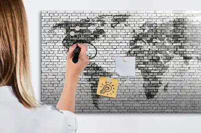 Magnetisk rittavla med motiv av världskarta på tegelvägg