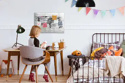 Magnetisk rittavla med motiv av världskarta på tegelvägg