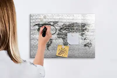 Magnetisk rittavla med motiv av världskarta på tegelvägg