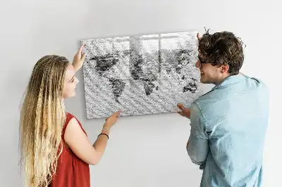 Magnetisk rittavla med motiv av världskarta på tegelvägg