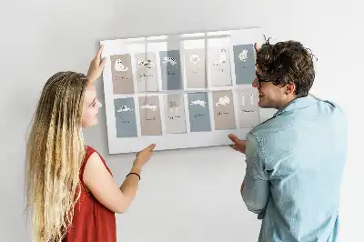 Kattkalender med magnetisk tavla och penna