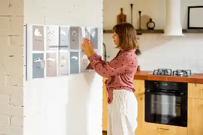Kattkalender med magnetisk tavla och penna