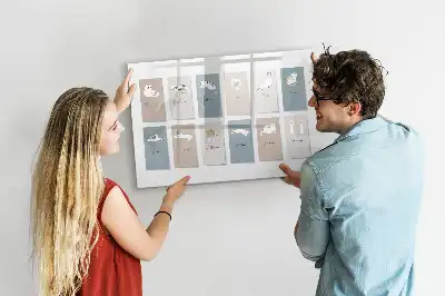 Kattkalender med magnetisk tavla och penna