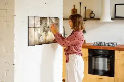 Magnetisk tavla motiv som en gammal världskarta med penna