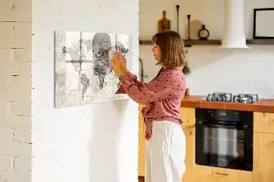Magnetisk tavla världskarta av tidningspapper med penna