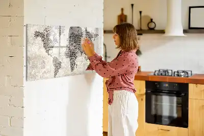 Magnetisk tavla världskarta av tidningspapper med penna