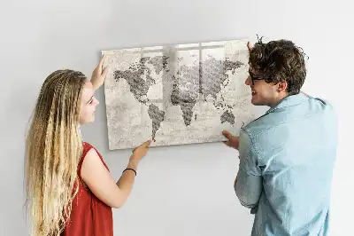 Magnetisk tavla världskarta av tidningspapper med penna