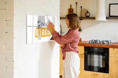 Magnetisk tavla med penna inspirerande mening
