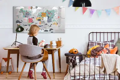 Magnetisk tavla med tecknad karta och penna