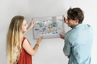 Magnetisk tavla med tecknad karta och penna