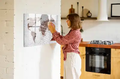 Magnetisk rittavla med motiv av världskarta och tegel