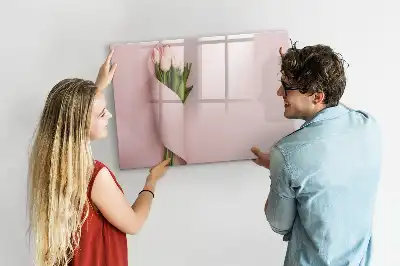 Magnetisk tavla med penna och motiv av blombukett
