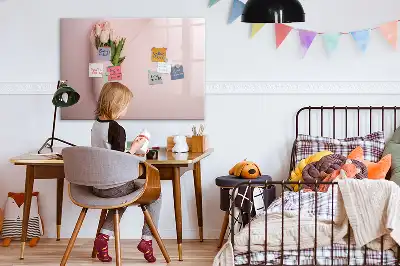 Magnetisk tavla med penna och motiv av blombukett
