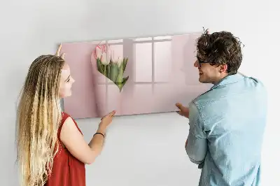 Magnetisk tavla med penna och motiv av blombukett