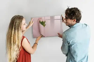 Magnetisk tavla med penna och motiv av blombukett