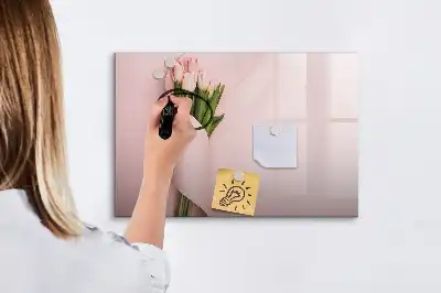 Magnetisk tavla med penna och motiv av blombukett
